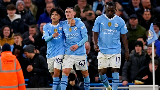 Manchester City goleó a Aston Villa y mantuvo “al rojo vivo” la Premier League