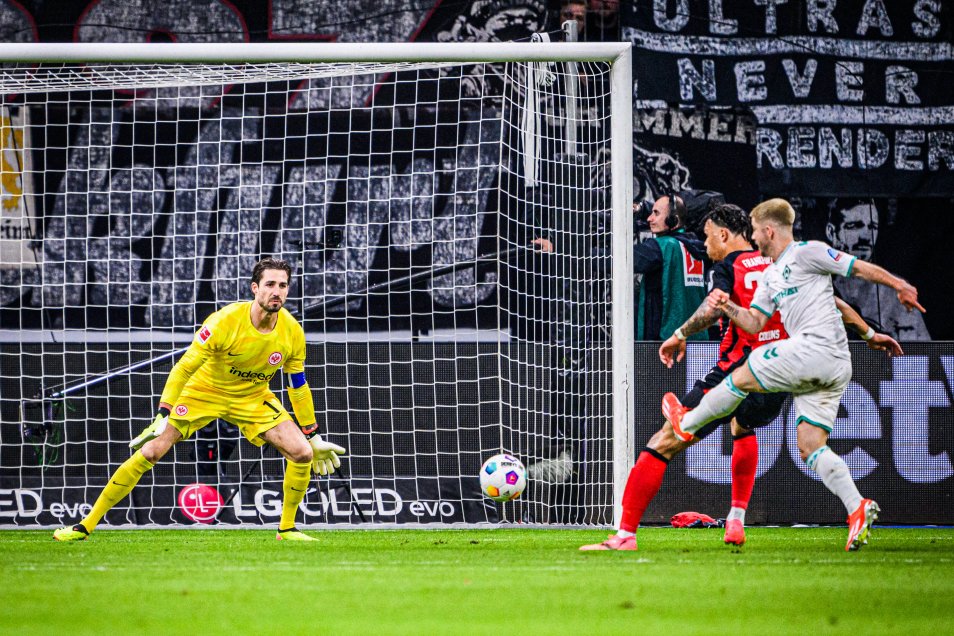 Frankfurt evitó el traspié en casa ante Werder Bremen en un reñido encuentro por Bundesliga