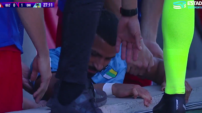 La peligrosa caída de Bryan Rabello fuera de la cancha por un empujón de jugador de La Calera