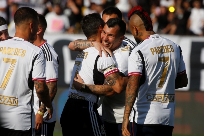 Gary Medel visitó la concentración de Colo Colo en Río de Janeiro