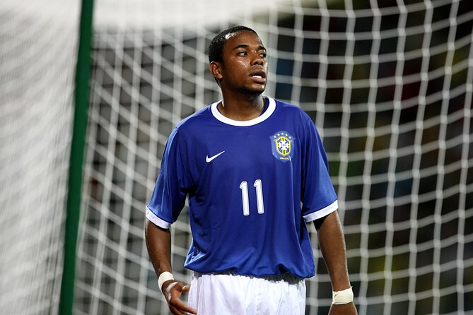 Robinho jugó fútbol en la cárcel donde cumple condena por violación