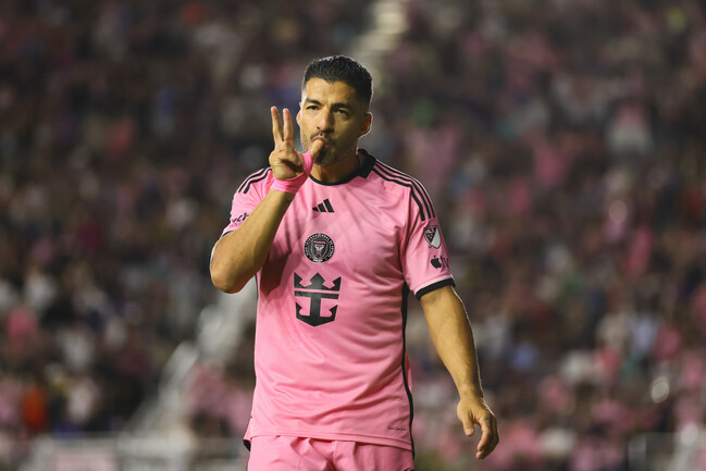 Luis Suárez insultó a hincha de Monterrey por tener un cartel contra Messi