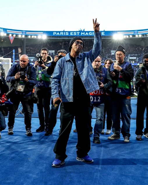 Ronaldinho se robó miradas en el duelo de PSG y Barcelona en Francia