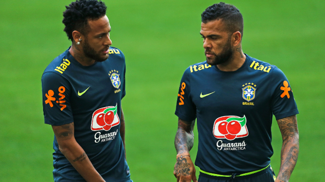 Dani Alves devolvió al padre de Neymar el dinero que le prestó para su defensa