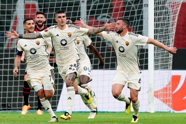 AS Roma venció a AC Milan en San Siro y dio el primer paso en cuartos de la Europa League