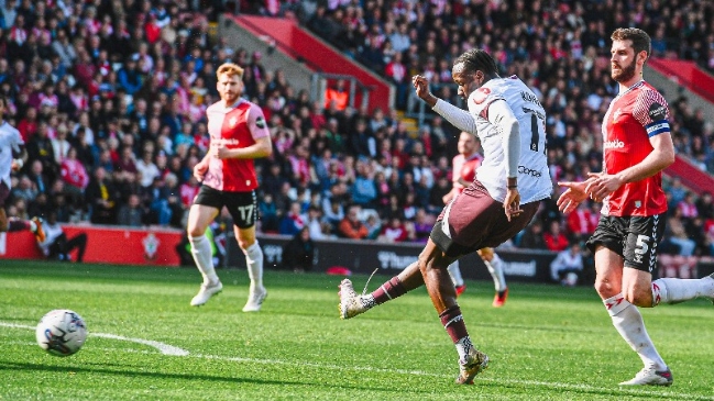 Francisco Sierralta vio desde la banca la derrota de Watford ante Southampton
