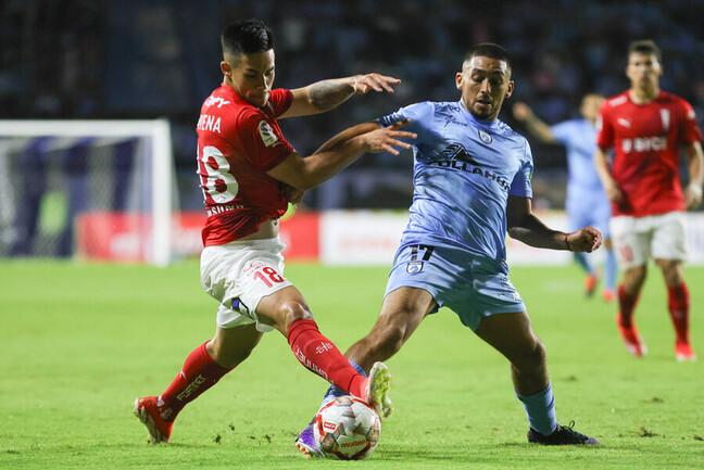 U. Católica sigue en racha tras vencer sobre la hora a Iquique