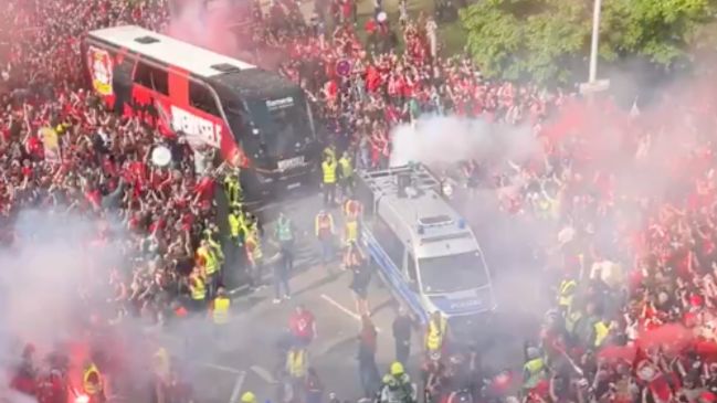 El espectacular recibimiento de los hinchas al Bayer Leverkusen