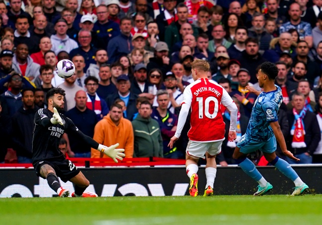 Aston Villa sorprendió y derrotó al Arsenal y pone al rojo la pelea en la Premier League
