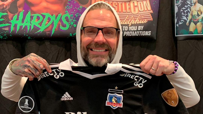 Estrella de la lucha libre Jeff Hardy causó furor al posar con camiseta de Colo Colo