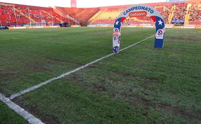 Preocupa el estado de la cancha en Santa Laura de cara al clásico entre la UC y Colo Colo