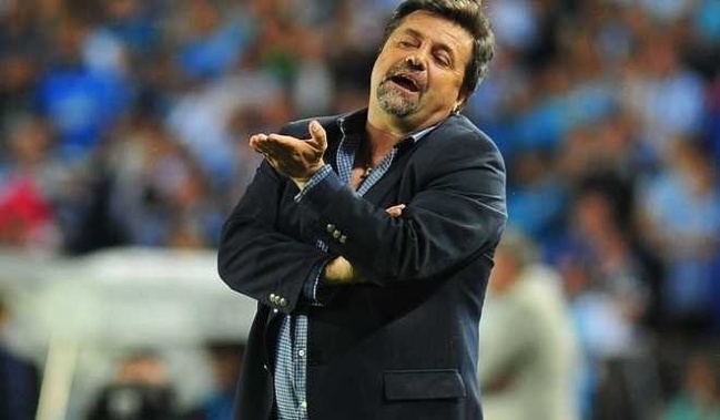 Caruso Lombardi explotó con el VAR en Uruguay: “Sé que es trucho”