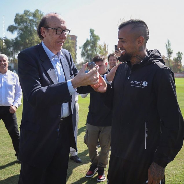 Plantel de Colo Colo recibió nuevos autos en actividad con patrocinador