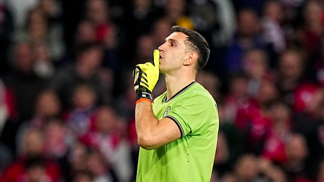 Hizo callar a los franceses y luego bailó: El show de “Dibu” Martínez en los penales entre Aston Villa y Lille