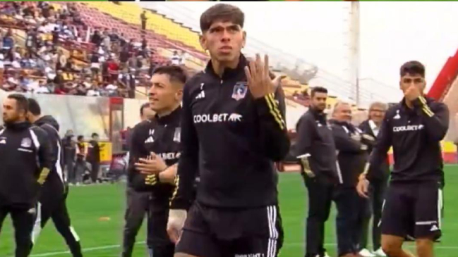 ¿Cuántos son? Carlos Palacios contó a los hinchas de U. Católica rumbo a vestuarios