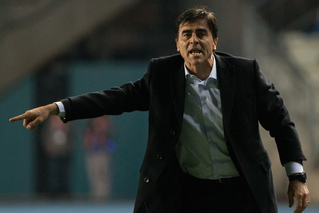 Gustavo Quinteros y Vélez Sarsfield se instalan en semifinales en Argentina