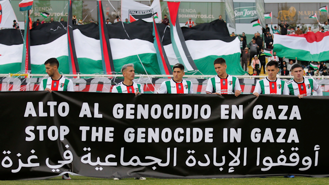 “Paren el genocidio en Gaza”: El lienzo que exhibió el plantel de Palestino en el duelo con la U