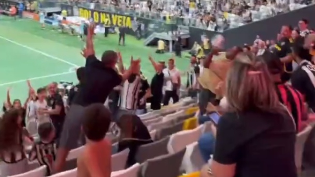 Un hincha se hizo viral al frenar de pecho un potente remate en Brasil