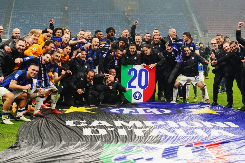 La celebración de Alexis Sánchez e Inter tras ganar el Scudetto en el clásico ante Milan