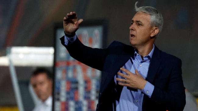 Informe arbitral complica a la UC tras el clásico: Bengalas, retrasos y falta al reglamento