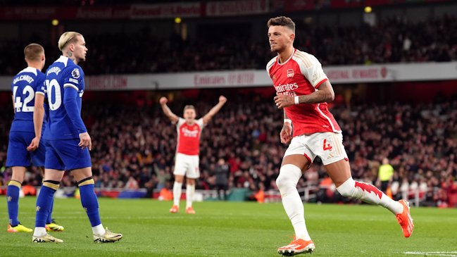 Arsenal aplastó a Chelsea en el clásico y sigue encendido en busca del título de la Premier