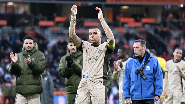 Kylian Mbappé encamina hacia el título al PSG en Francia tras doblete frente al Lorient