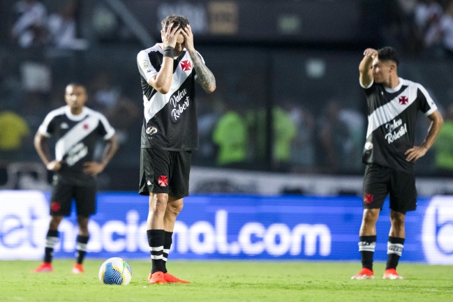 Barristas “apretaron” a Medel, Galdames y a sus compañeros de Vasco