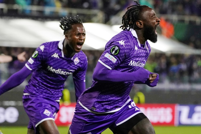 Fiorentina ganó sobre la hora al Brujas en la Conference League