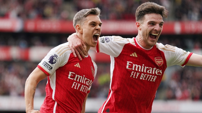 Arsenal ganó con polémica y dejó tarea a sus escoltas en la Premier League