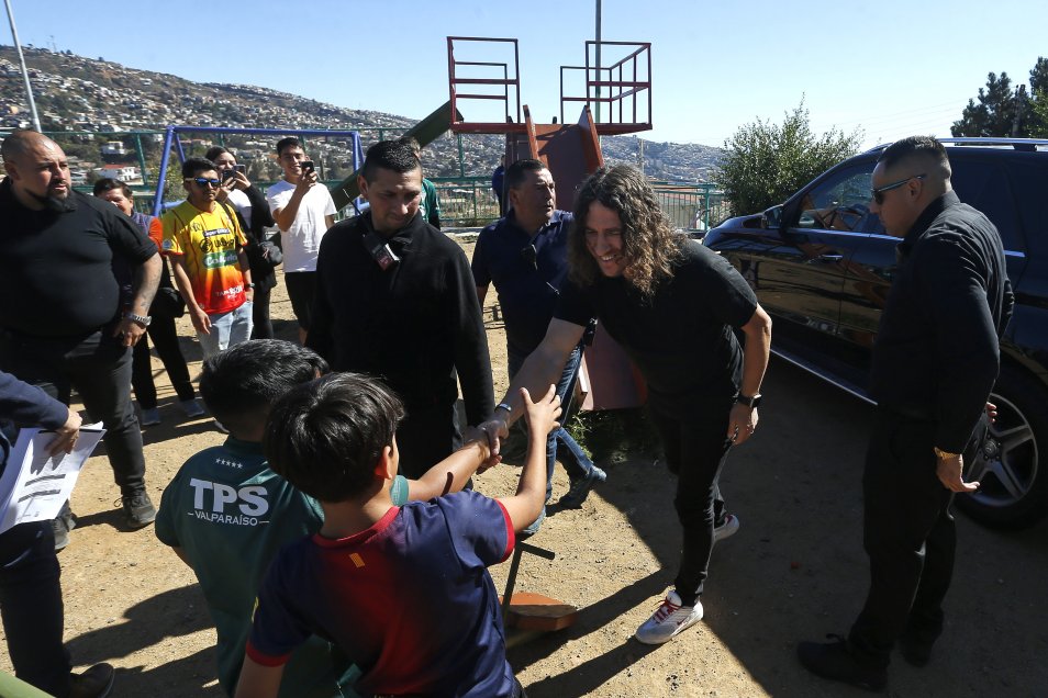 Carles Puyol está en Chile y visitó a niños de club deportivo en Valparaíso