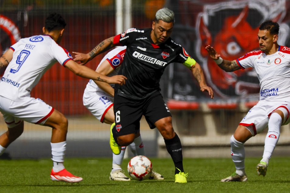 U. La Calera dejó el último lugar del Campeonato al superar a Ñublense en el “Nicolás Chahuán”