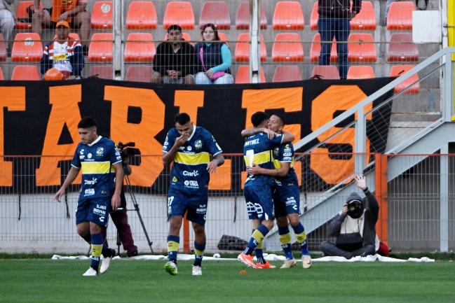 Everton venció a Cobreloa con dos hombres menos