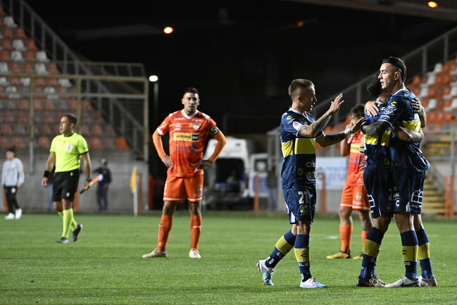 Everton ganó y complicó más a Cobreloa