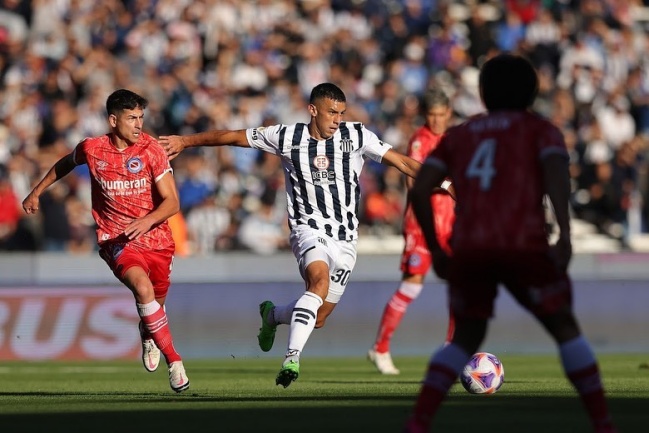 Ulises Ortegoza: La sorpresa de La Roja que debutó a los 21 años en el profesionalismo