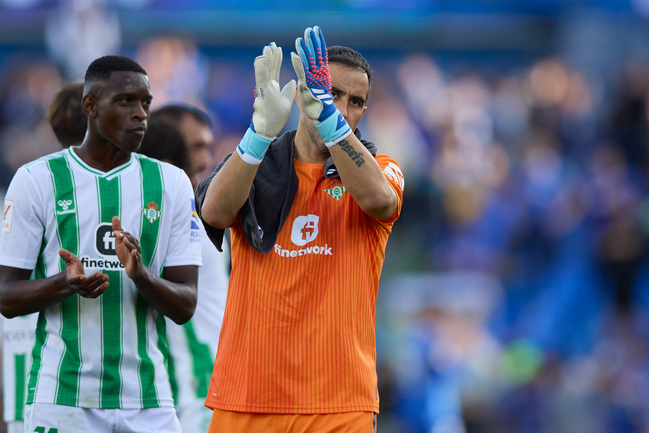 ¡Atención interesados! Claudio Bravo queda libre