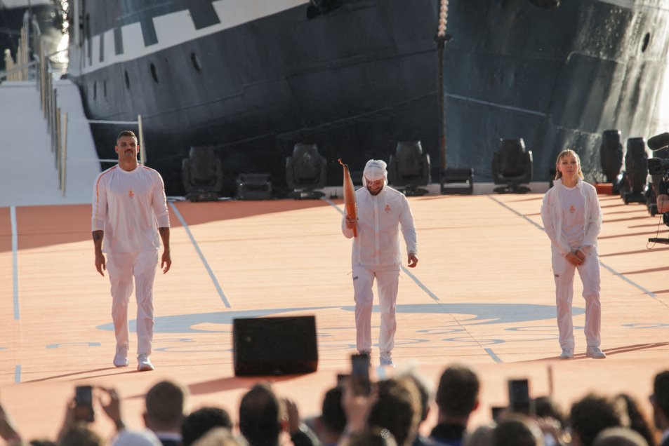 La llama olímpica de París 2024 arribó a territorio francés