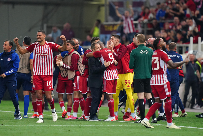 Olympiacos es finalista de la Conference League al eliminar al Aston Villa del “Dibu” Martínez