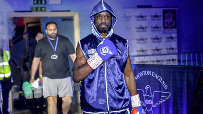 Un boxeador inglés murió tras desplomarse en su primera pelea como profesional