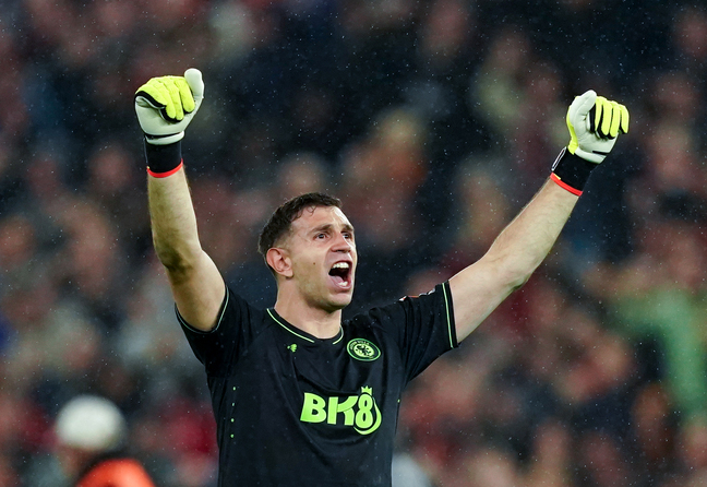 Emiliano “Dibu” Martínez fue el alma de la fiesta en histórico retorno del Aston Villa a la Champions