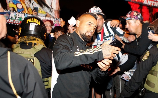 Hinchas de Colo Colo realizaron masivo Hotelazo al plantel previo al partido con Alianza Lima