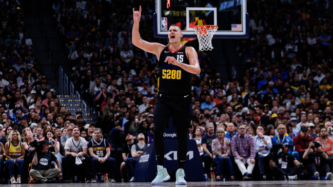 Nikola Jokic celebró su MVP liderando tercer triunfo consecutivo de Denver