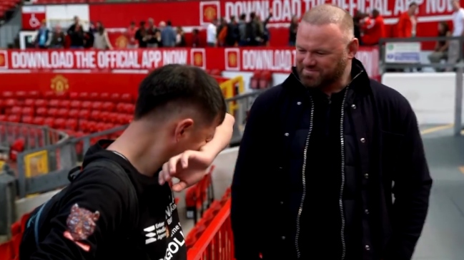 Hincha recorrió miles de kilómetros en bicicleta para ir a Old Trafford y Rooney lo hizo llorar de emoción