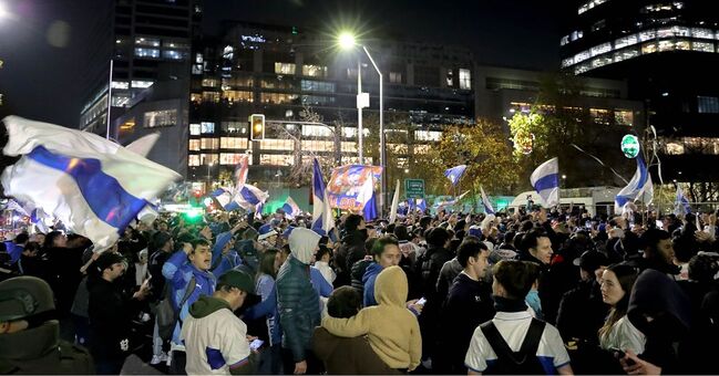 Hinchas de la UC dan masivo “hotelazo” al plantel en la víspera del clásico universitario