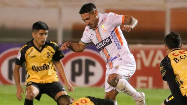 Coquimbo Unido protagonizó remontada en El Salvador y quedó como nuevo escolta