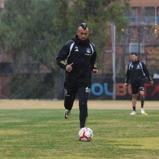Colo Colo disfrutó de un chapuzón en su entrenamiento con lluvia