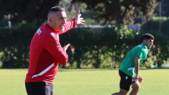 El primer día de Jaime García como DT de Wanderers incluyó un “ofertón”