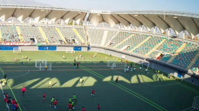 Pese a destrozos de la Garra Blanca: Estadio Bicentenario La Florida organiza masivo de fútbol de niños