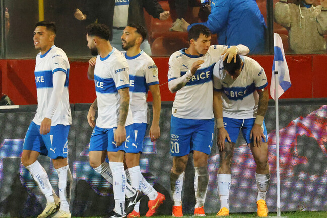 Universidad Católica las hizo todas: Dio vuelta el marcador, goleó y Zampedri cada vez más cerca del récord