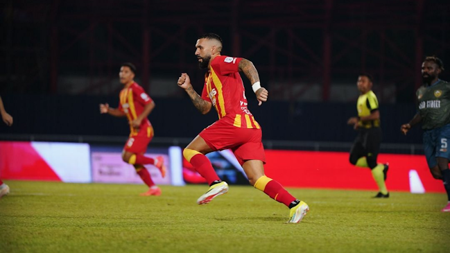 ¡Llegó el primero!: Ronnie Fernández se estrenó en las redes en el fútbol de Malasia