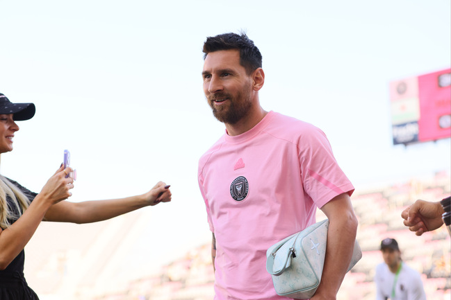 El llamativo momento que protagonizó Messi en una esquina en plena luz roja